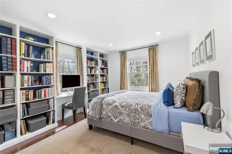 20 Deerhorn Trail Upper Saddle River NJ 07458