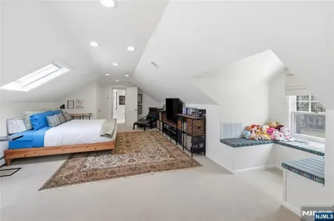20 Deerhorn Trail Upper Saddle River NJ 07458
