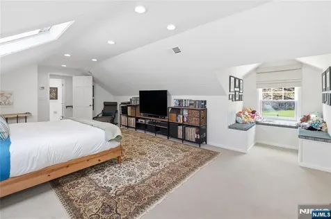 20 Deerhorn Trail Upper Saddle River NJ 07458