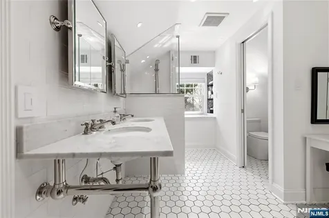 20 Deerhorn Trail Upper Saddle River NJ 07458