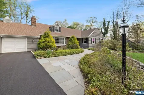 20 Deerhorn Trail Upper Saddle River NJ 07458