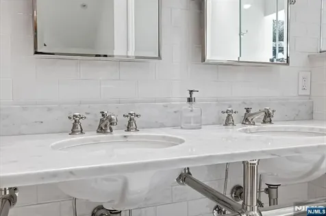 20 Deerhorn Trail Upper Saddle River NJ 07458