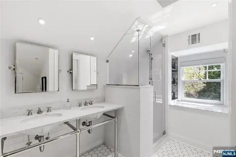 20 Deerhorn Trail Upper Saddle River NJ 07458