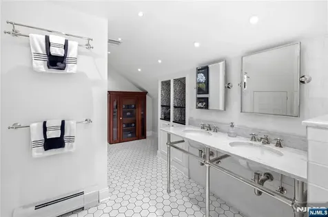 20 Deerhorn Trail Upper Saddle River NJ 07458