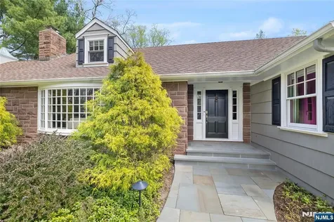 20 Deerhorn Trail Upper Saddle River NJ 07458