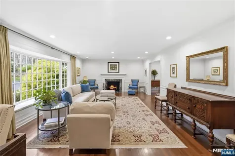 20 Deerhorn Trail Upper Saddle River NJ 07458