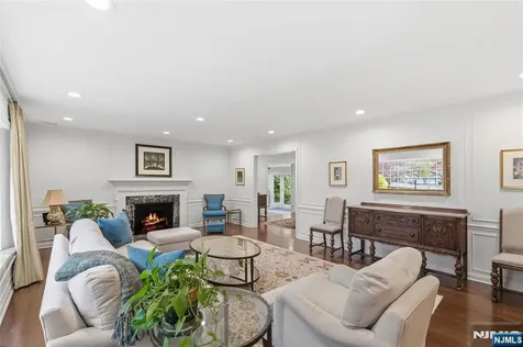 20 Deerhorn Trail Upper Saddle River NJ 07458