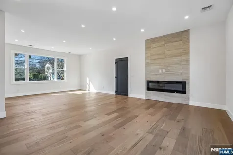 229 Sutton Place New Milford NJ 07646