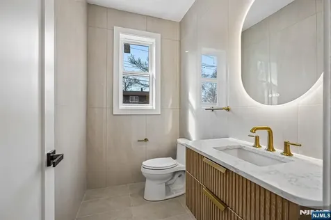 229 Sutton Place New Milford NJ 07646