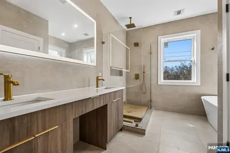 229 Sutton Place New Milford NJ 07646