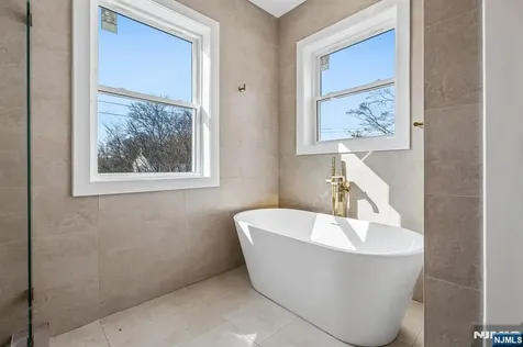229 Sutton Place New Milford NJ 07646