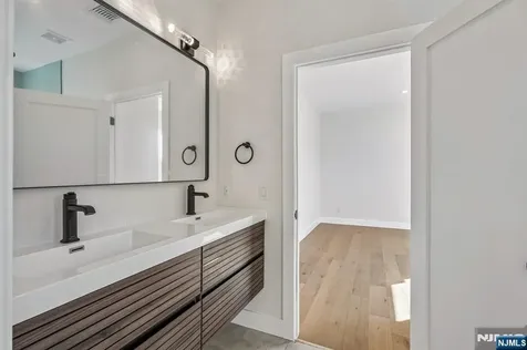 229 Sutton Place New Milford NJ 07646
