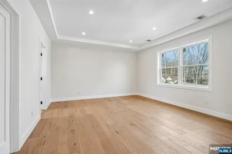 229 Sutton Place New Milford NJ 07646