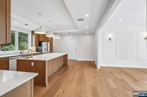 229 Sutton Place New Milford NJ 07646