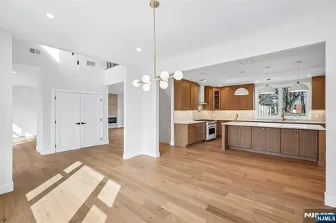 229 Sutton Place New Milford NJ 07646
