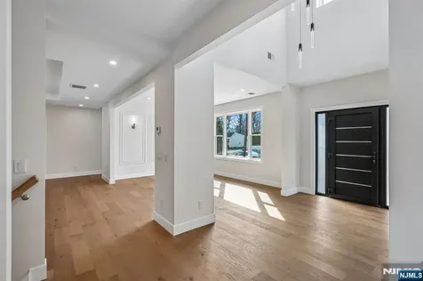 229 Sutton Place New Milford NJ 07646