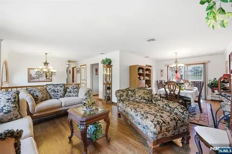 27 Pennsylvania Avenue Montvale NJ 07645