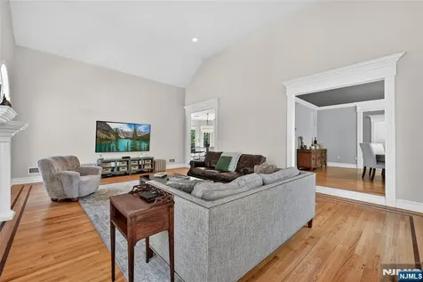 9 Heller Court Mahwah NJ 07430