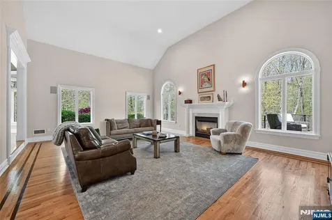 9 Heller Court Mahwah NJ 07430