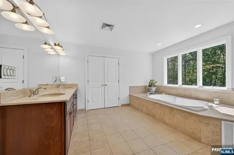 9 Heller Court Mahwah NJ 07430