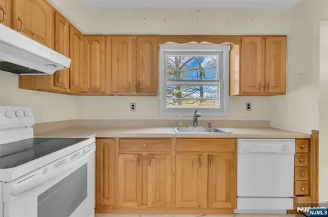 307 Santa Fe Trail Hopatcong NJ 07843