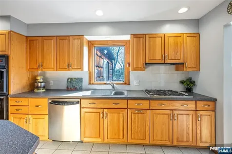 10 Woodmere Road Caldwell NJ 07006