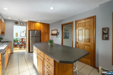 10 Woodmere Road Caldwell NJ 07006