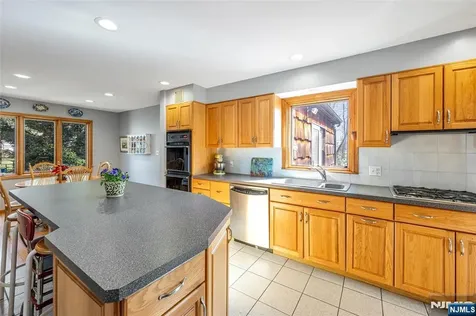 10 Woodmere Road Caldwell NJ 07006