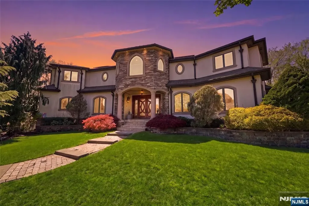 305 Blauvelt Court Paramus NJ 07652