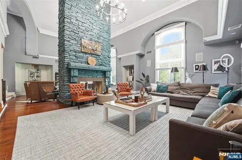 305 Blauvelt Court Paramus NJ 07652