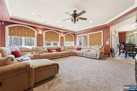 305 Blauvelt Court Paramus NJ 07652