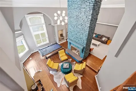 305 Blauvelt Court Paramus NJ 07652