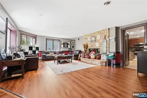 305 Blauvelt Court Paramus NJ 07652