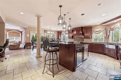305 Blauvelt Court Paramus NJ 07652