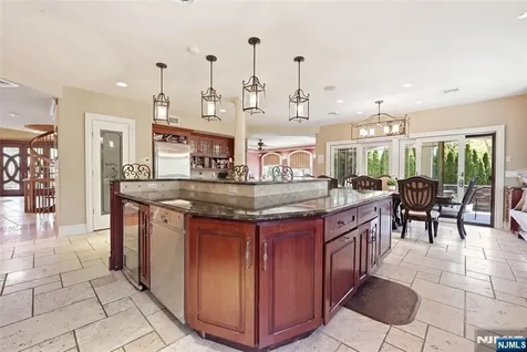 305 Blauvelt Court Paramus NJ 07652