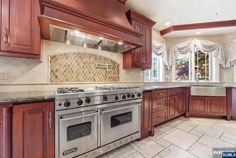 305 Blauvelt Court Paramus NJ 07652