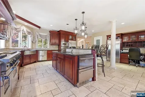 305 Blauvelt Court Paramus NJ 07652