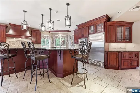 305 Blauvelt Court Paramus NJ 07652