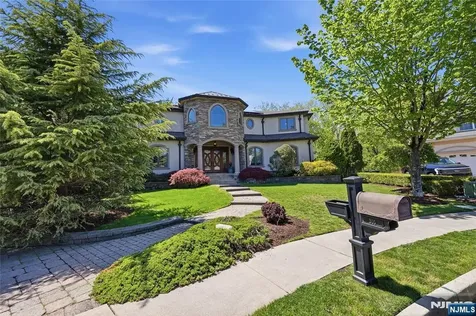 305 Blauvelt Court Paramus NJ 07652