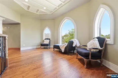 305 Blauvelt Court Paramus NJ 07652