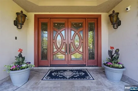 305 Blauvelt Court Paramus NJ 07652