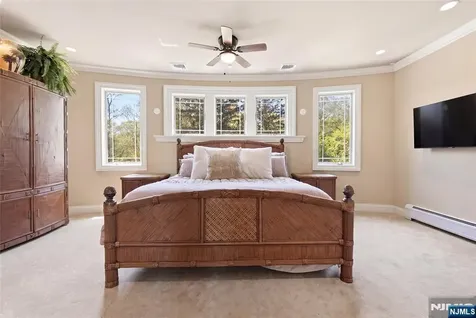 305 Blauvelt Court Paramus NJ 07652