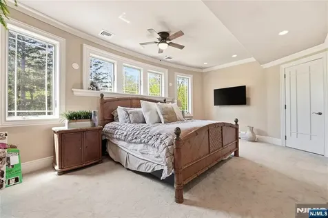 305 Blauvelt Court Paramus NJ 07652