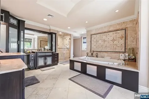 305 Blauvelt Court Paramus NJ 07652