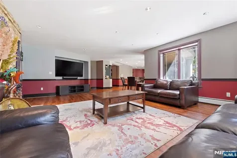 305 Blauvelt Court Paramus NJ 07652