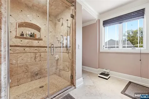 305 Blauvelt Court Paramus NJ 07652