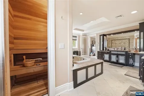 305 Blauvelt Court Paramus NJ 07652