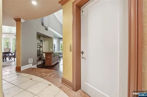305 Blauvelt Court Paramus NJ 07652
