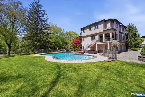 305 Blauvelt Court Paramus NJ 07652