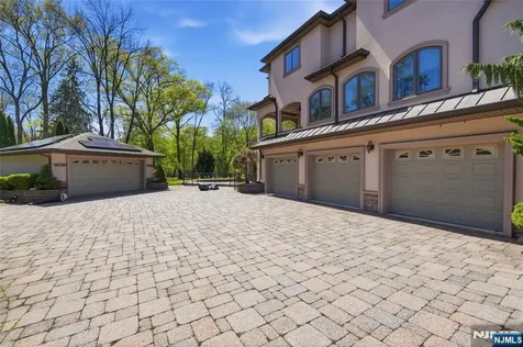 305 Blauvelt Court Paramus NJ 07652